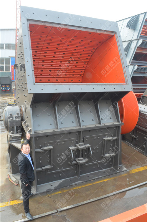 中譽鼎力大型破石機(jī)